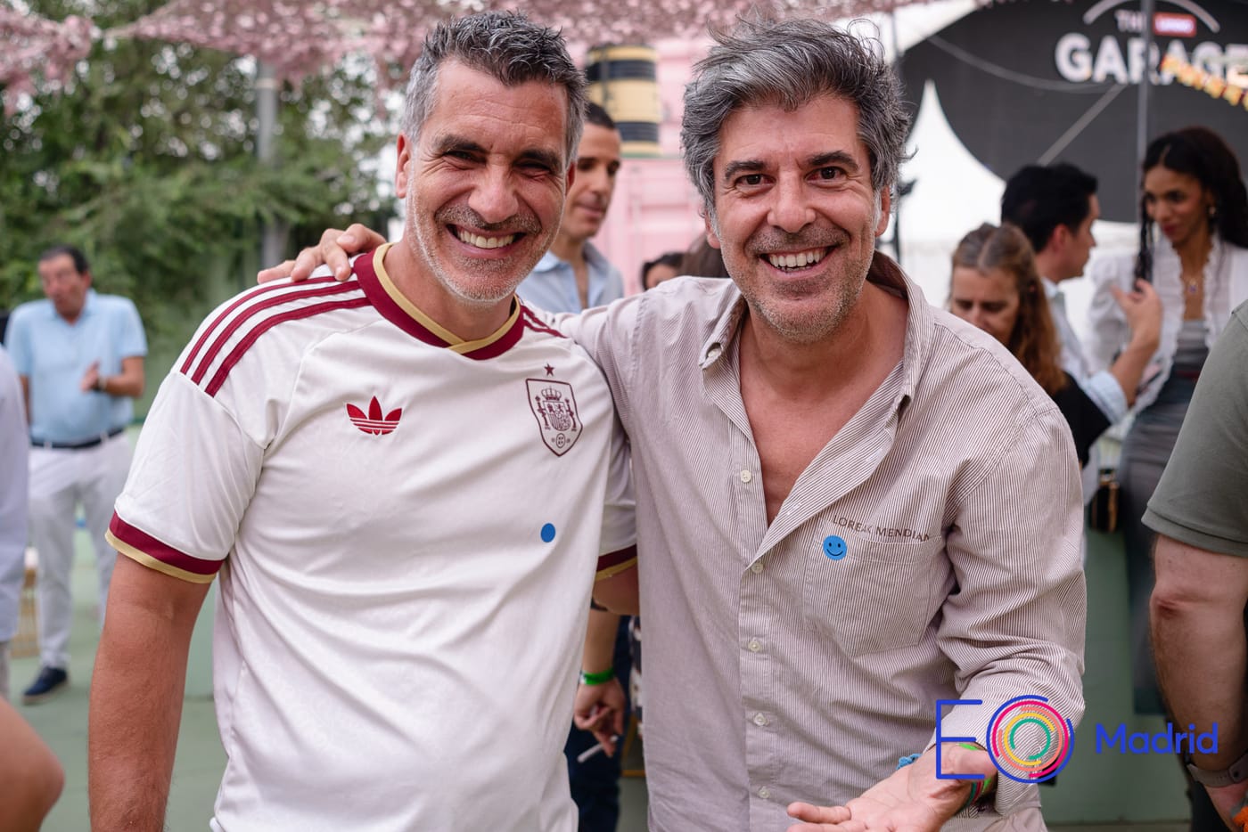Dos miembros sonriendo en una edición al aire libre
